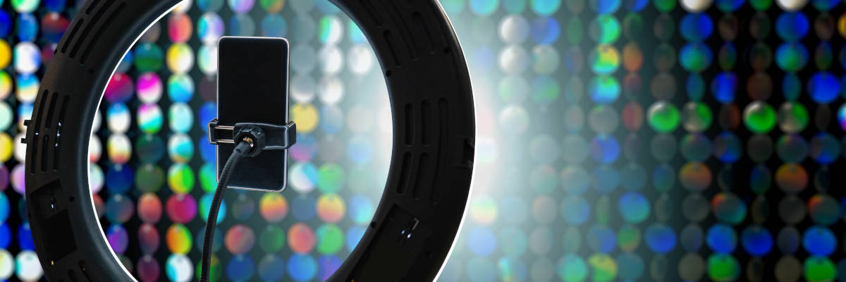 Circular lamp with a phone for bloggers and selfie